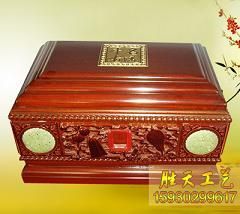 精密与温情 上海青浦殡葬用品加工场的骨灰盒制作技艺